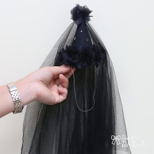 Mũ phù thủy Halloween cho bé gái bằng vải ren đen phối hoa lụa